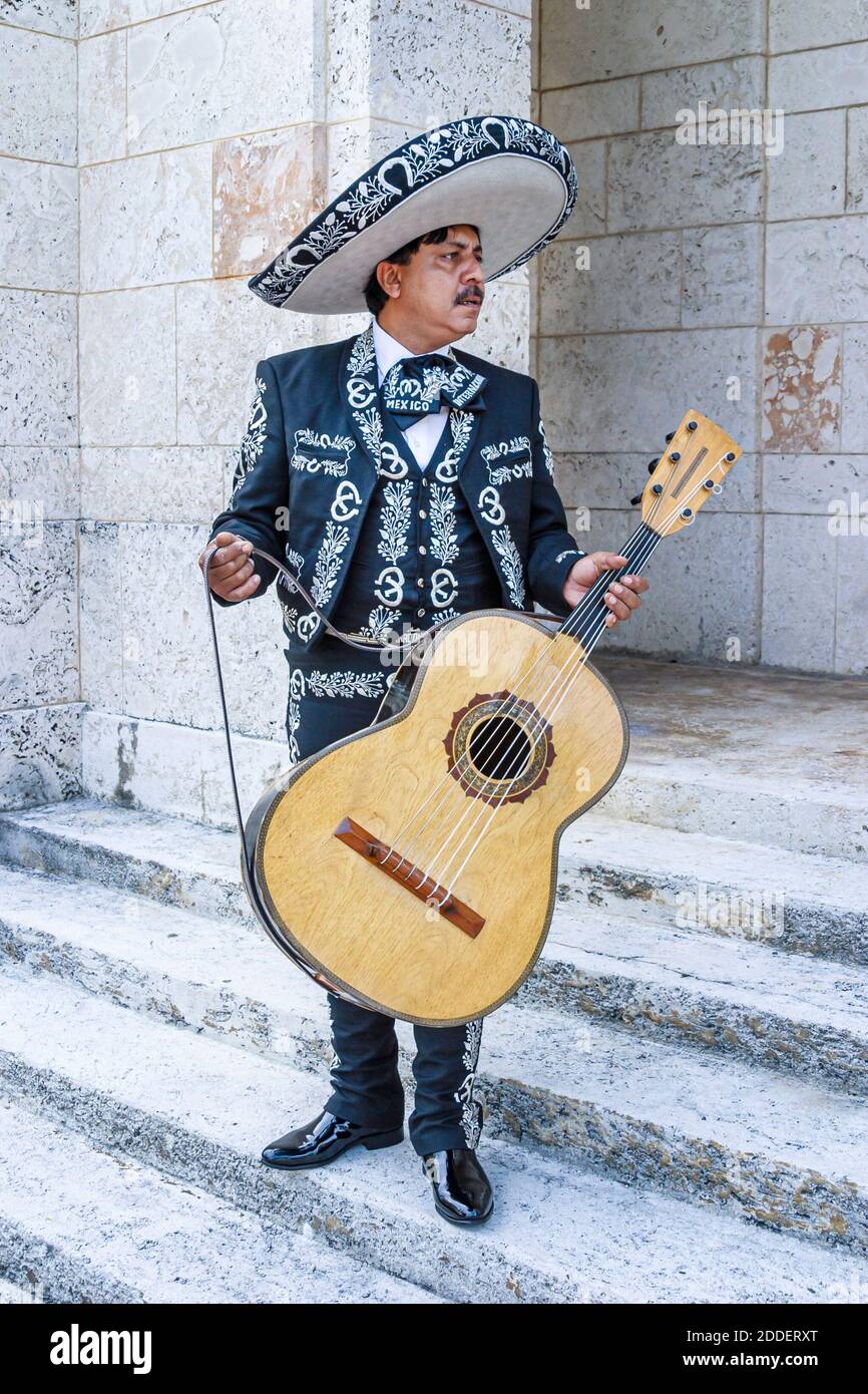 Miami Beach Florida, Collins Park Mexico Cinco de Mayo celebrazione,  mariachi musicista chitarra ispanica uomo vestito sombrero costume  tradizionale abbigliamento Foto stock - Alamy