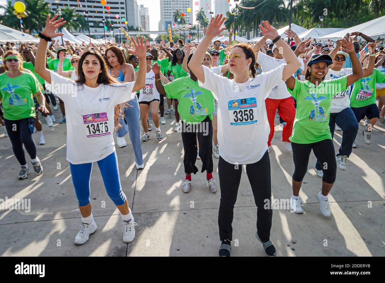 Miami Florida,Bayfront Park Biscayne Boulevard,South Florida Corporate Run Charity Leukemia & Lymphoma Society,partecipanti ispanica donna nera female Foto Stock