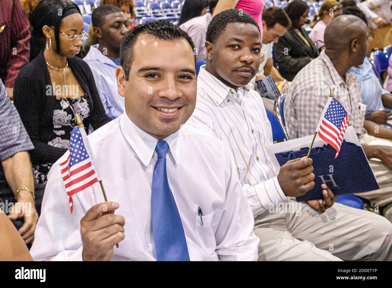 Florida, Miami Beach Convention Center, centro, cerimonia di naturalizzazione giuramento di cittadinanza promessa Allegiance, immigrati immigrati in possesso di piccola miniatur Foto Stock