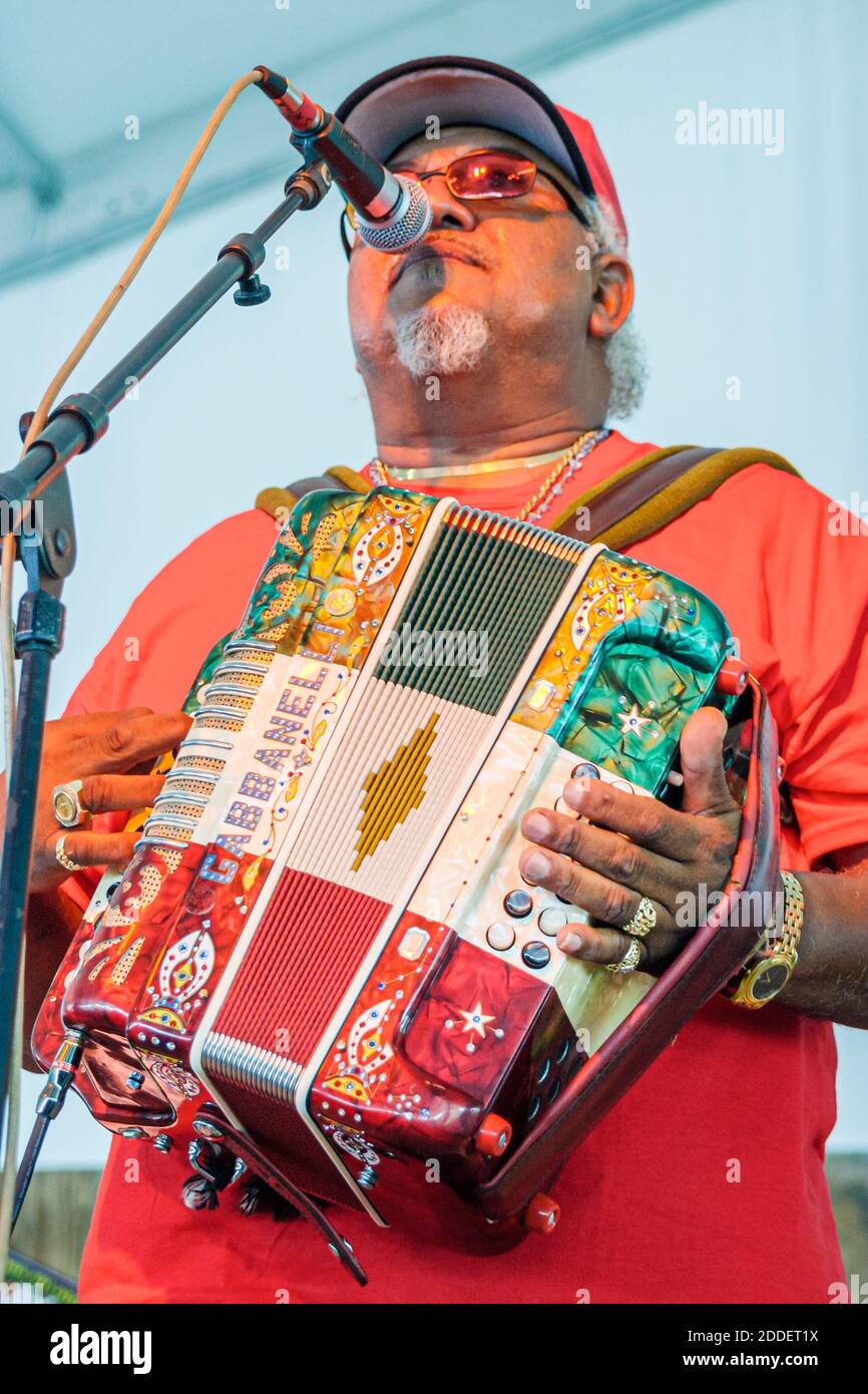 Florida ft. Fort Lauderdale Cajun Zydeco Crawfish Festival, festa fiera evento musicista esecuzione cantante suona fisarmonica, microfone Foto Stock
