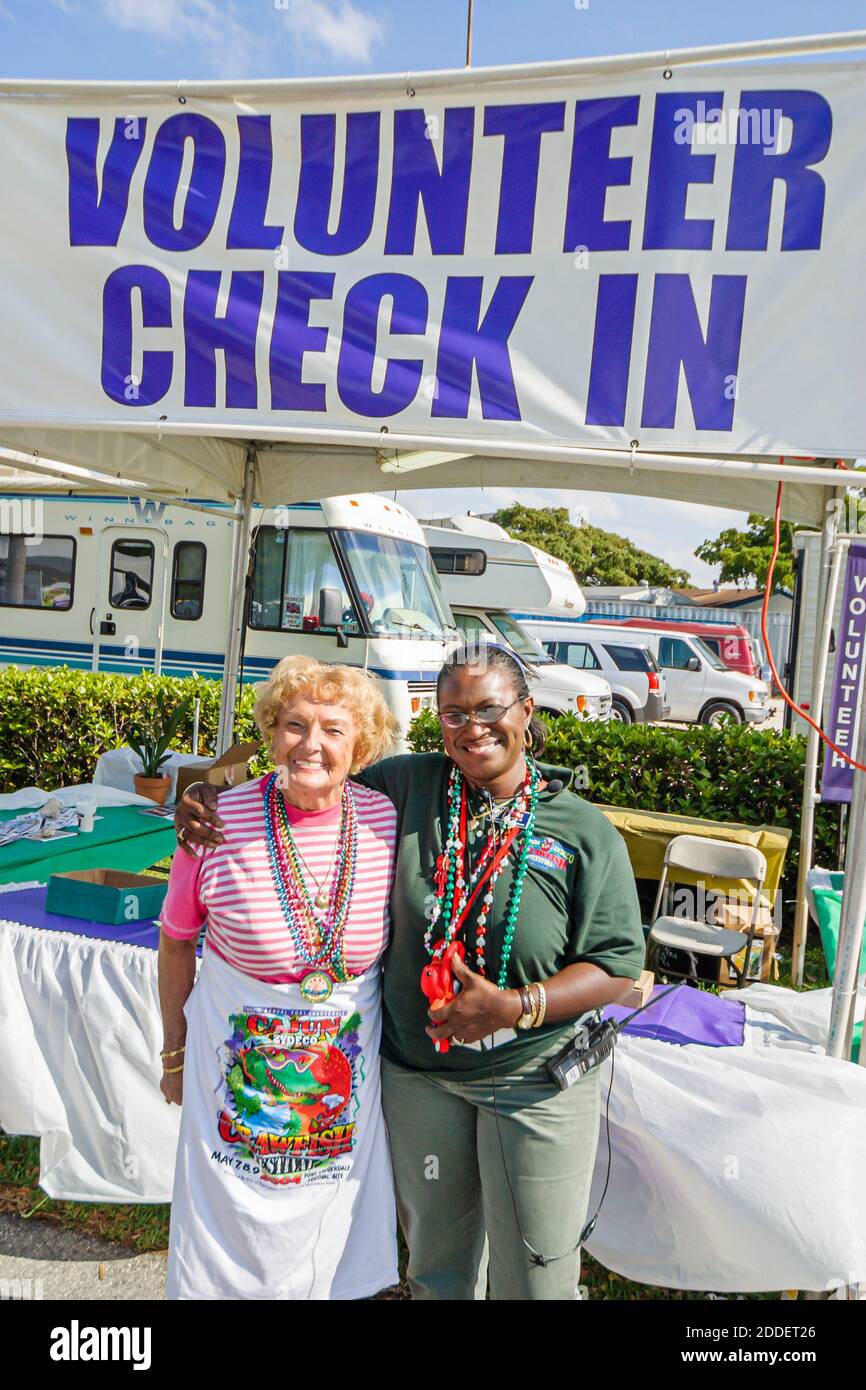 Florida ft. Fort Lauderdale Cajun Zydeco Crawfish Festival, festa fiera evento volontario check in donne volontari neri, Foto Stock