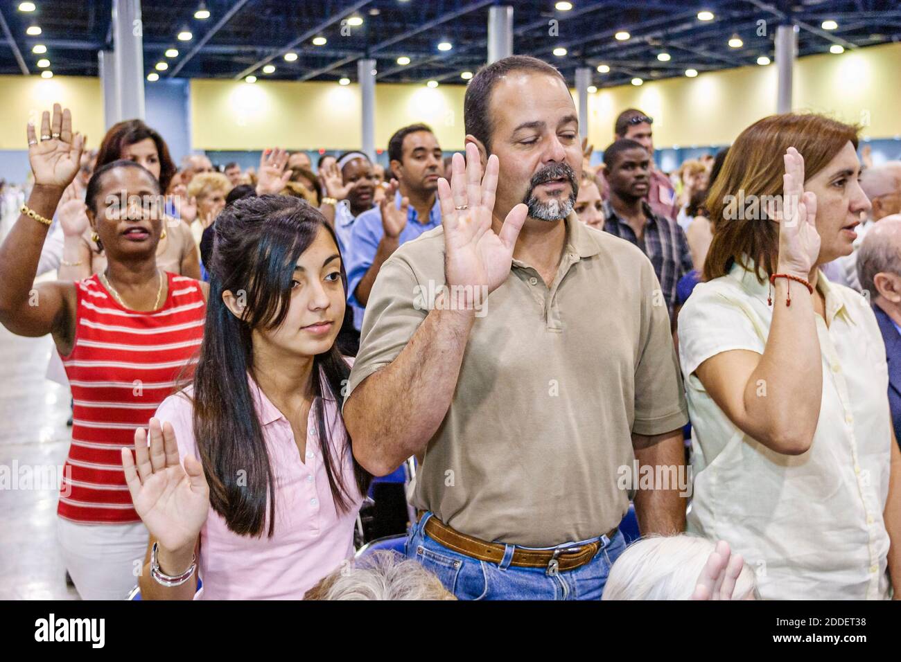 Florida, Miami Beach Convention Center, centro, cerimonia di naturalizzazione giuramento di cittadinanza promessa Allegiance, immigrati immigrati uomo donne nero asiatico Foto Stock