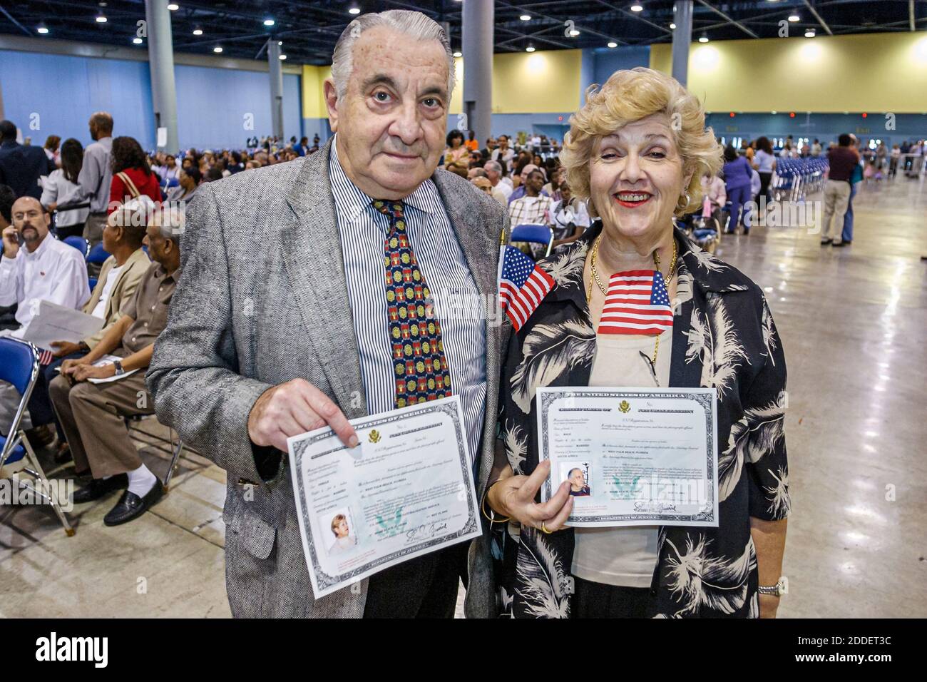 Florida,Miami Beach Convention Center,centro,cerimonia di naturalizzazione giuramento di cittadinanza promessa Allegiance,immigrati uomo anziano donna donna nuova citi Foto Stock