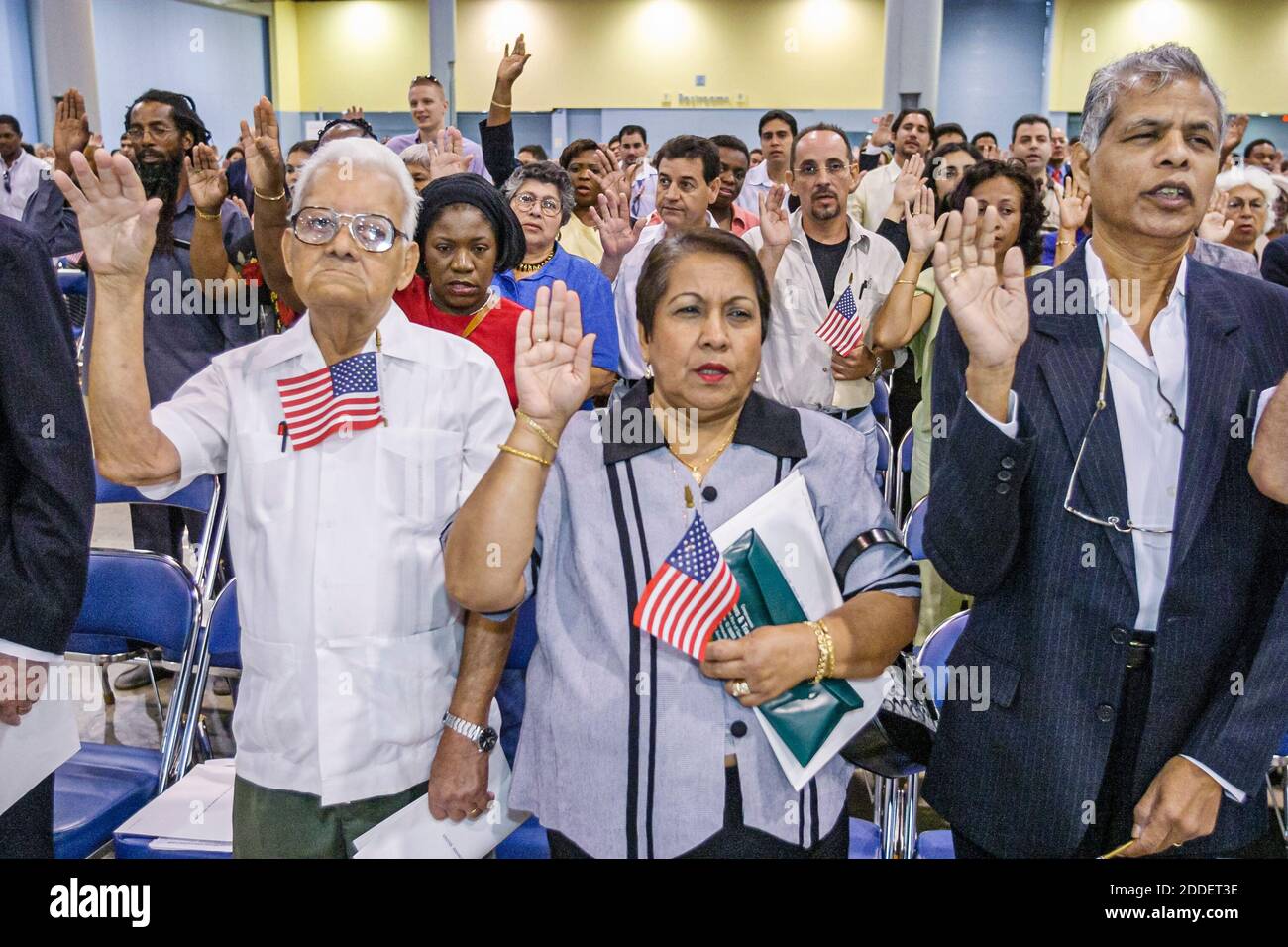 Florida, Miami Beach Convention Center, centro, cerimonia di naturalizzazione giuramento di cittadinanza impegno Allegiance, immigranti Asian donne uomo senior recite re Foto Stock
