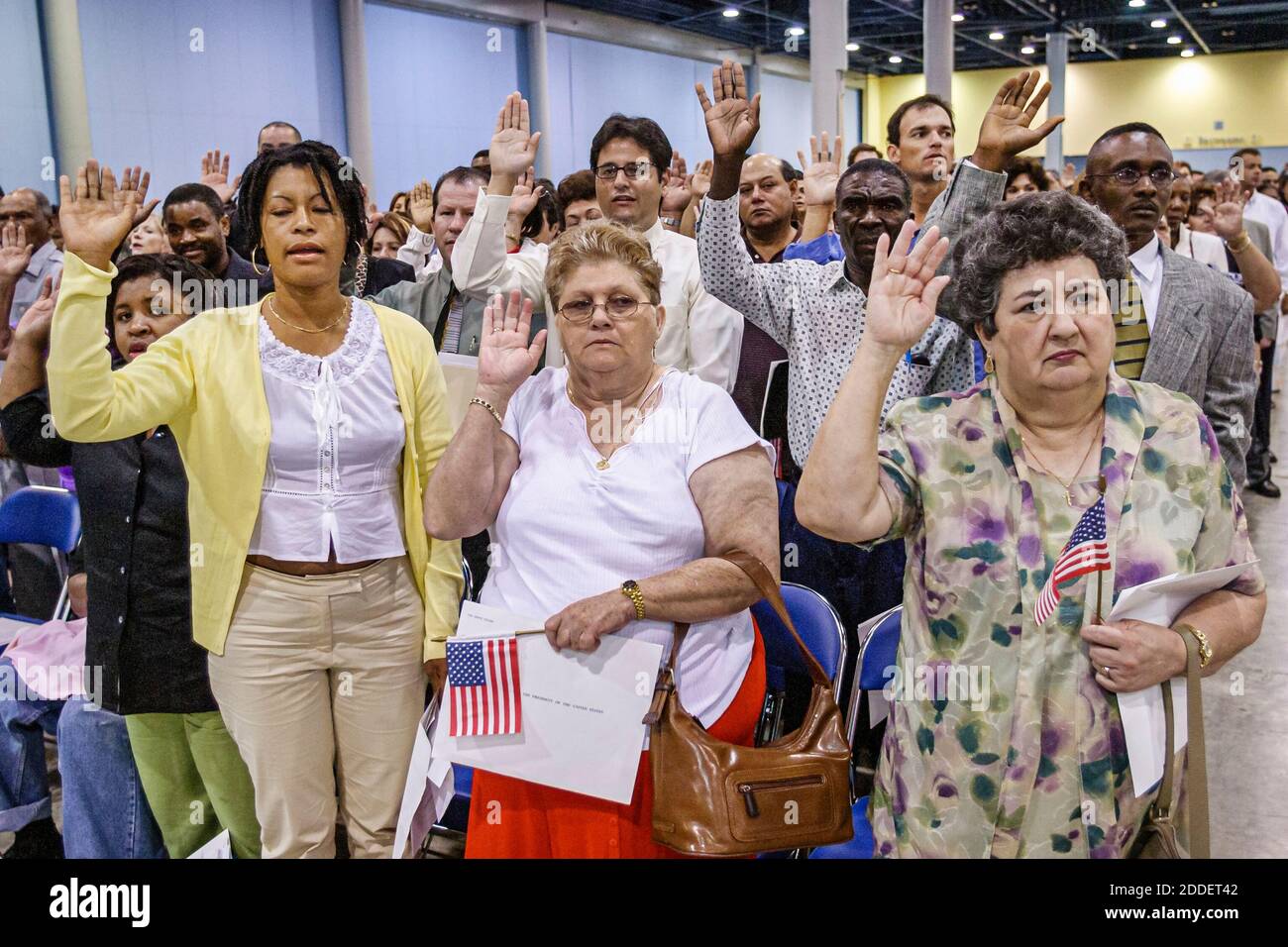 Florida, Miami Beach Convention Center, centro, cerimonia di naturalizzazione giuramento di cittadinanza promessa Allegiance, immigrati immigrati in possesso di piccola miniatur Foto Stock