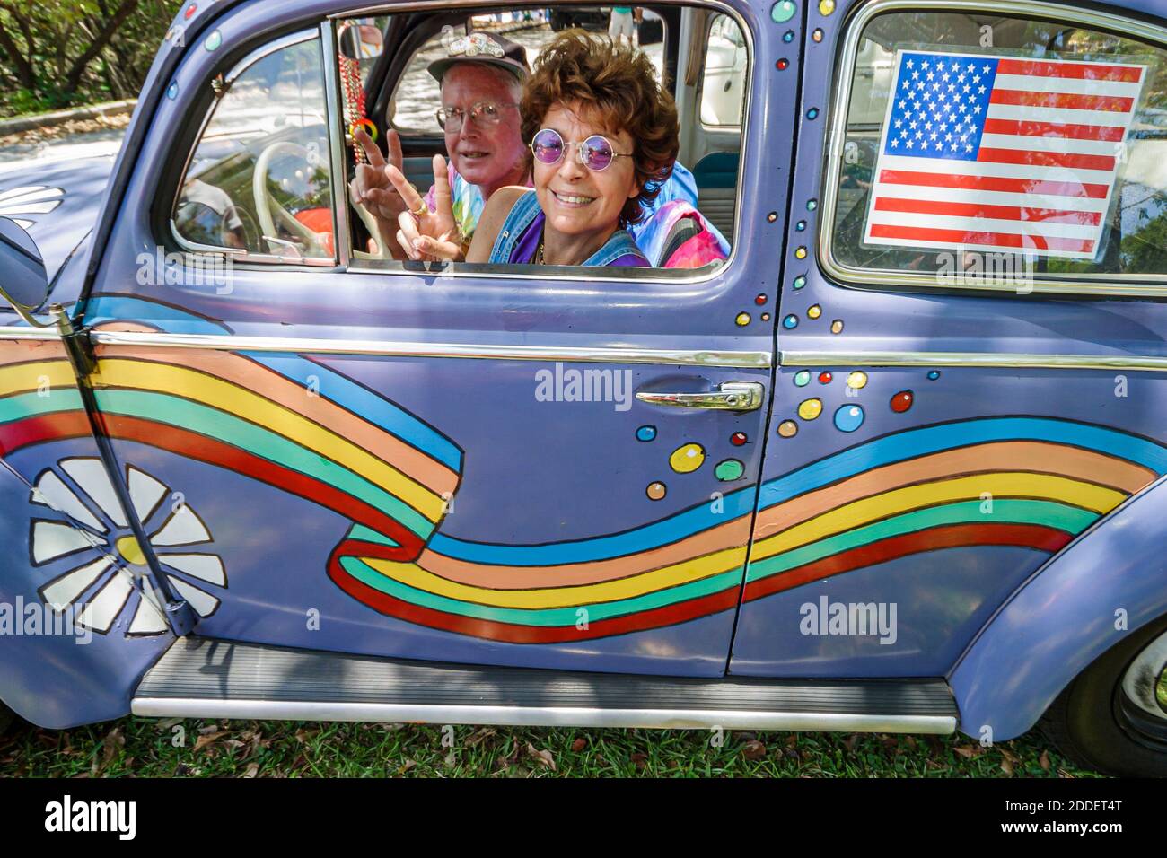 North Miami Beach Florida,Miami Dade Parks,Graynolds Park Love in event celebrate la cultura degli anni '60,coppia uomo donna femmina hippie VW Bug Volkswagen Beetl Foto Stock