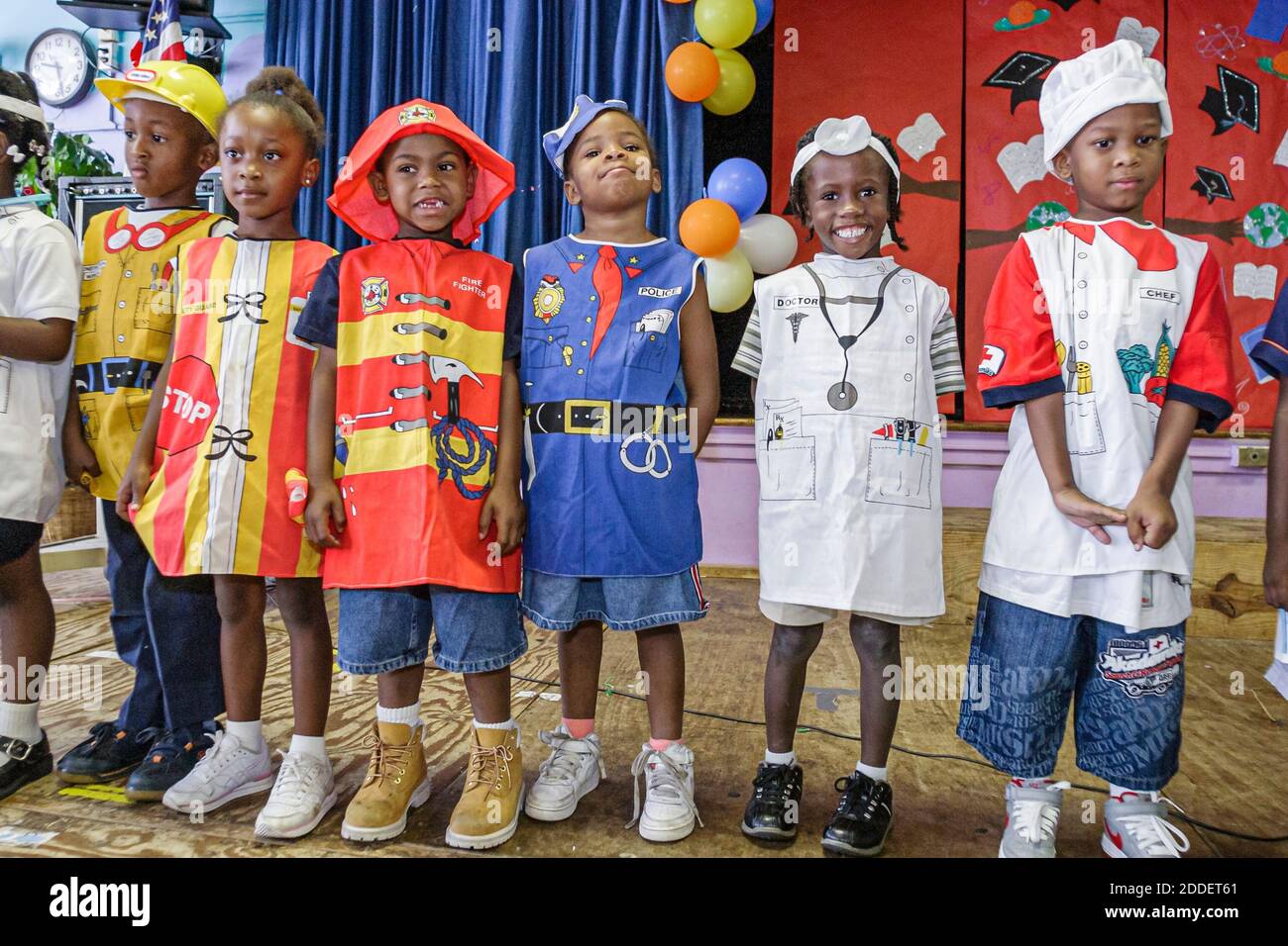 Miami Florida,Little Haiti Edison Park Elementary School Career Day,studentessa ragazze nere ragazzi indossare abiti professionali lavoro uniformi, medico infermiere fuoco Foto Stock