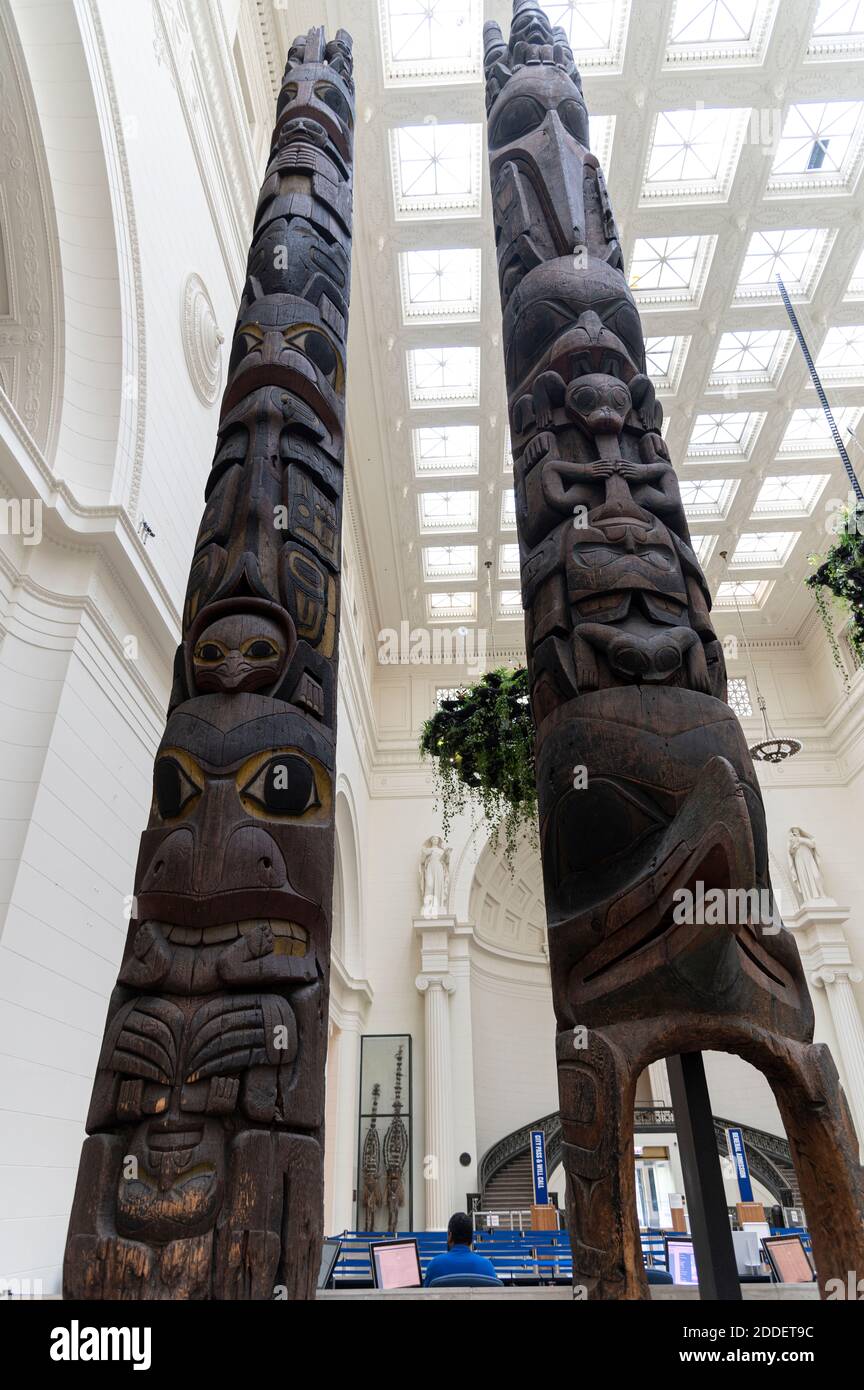 1893 World's Fair Totem Poles ora nel campo di Stanley Hall presso il Field Museum di Chicago Foto Stock