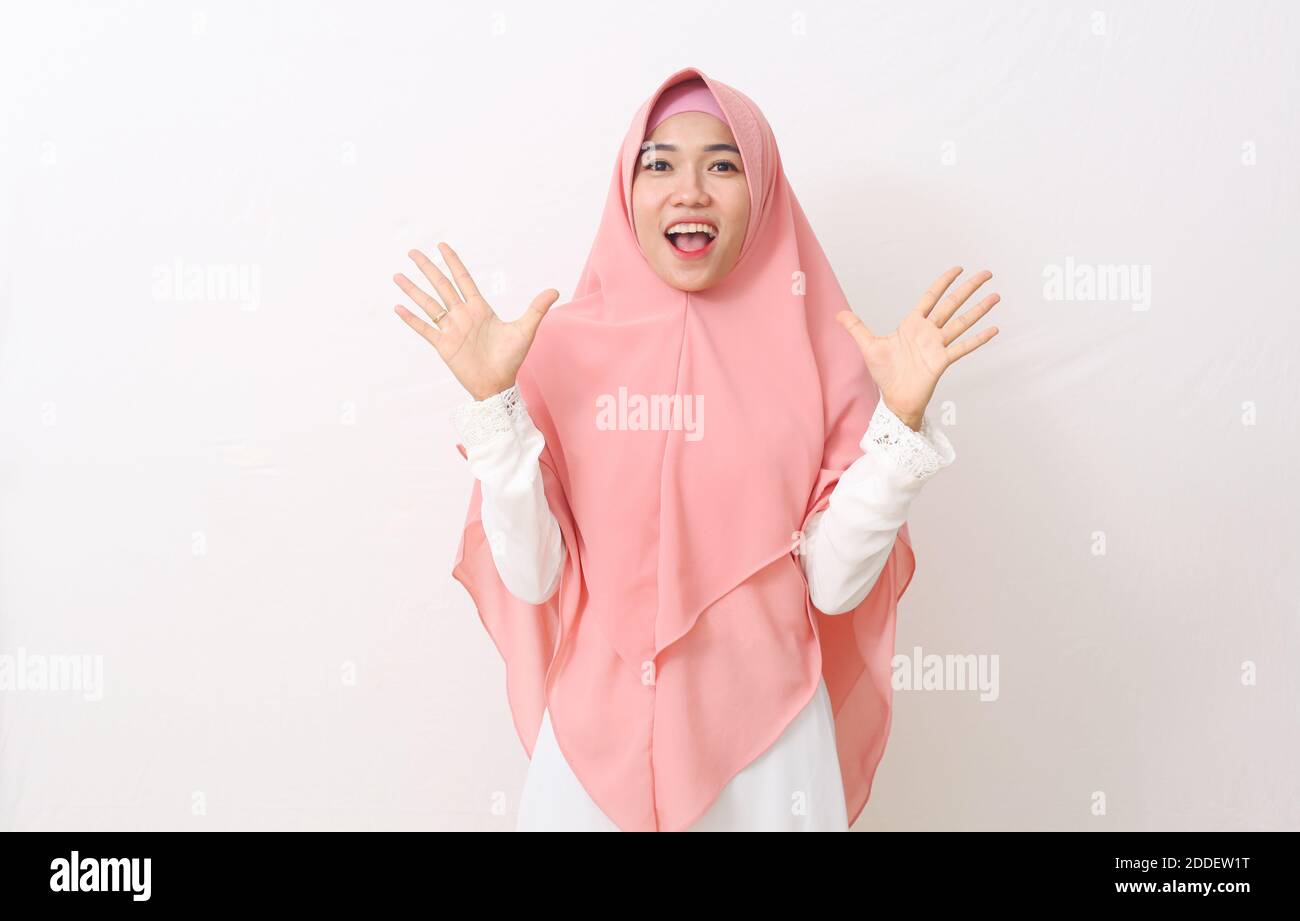 Un ritratto della donna musulmana asiatica felice che indossa un velo o un hijab sorridente e guardando la macchina fotografica. Isolato su sfondo bianco con spazio per la copia Foto Stock