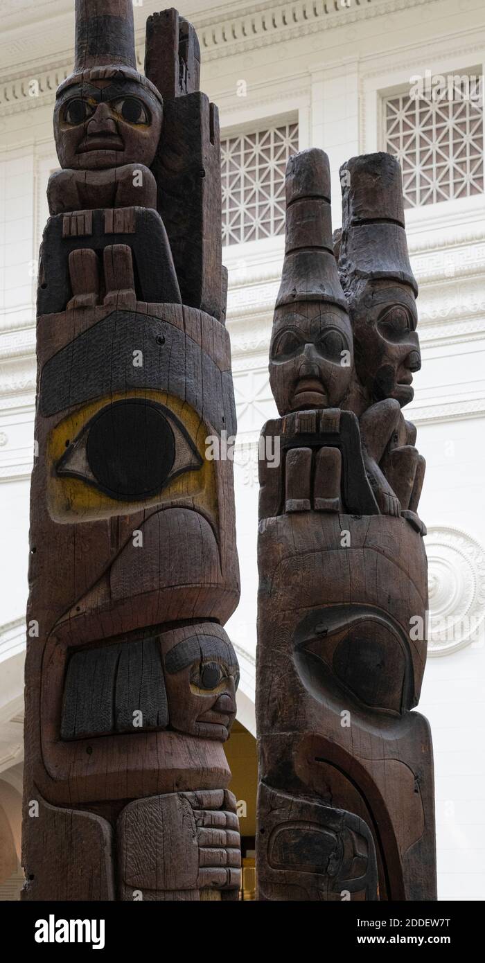 1893 World's Fair Totem Poles ora nel campo di Stanley Hall presso il Field Museum di Chicago Foto Stock