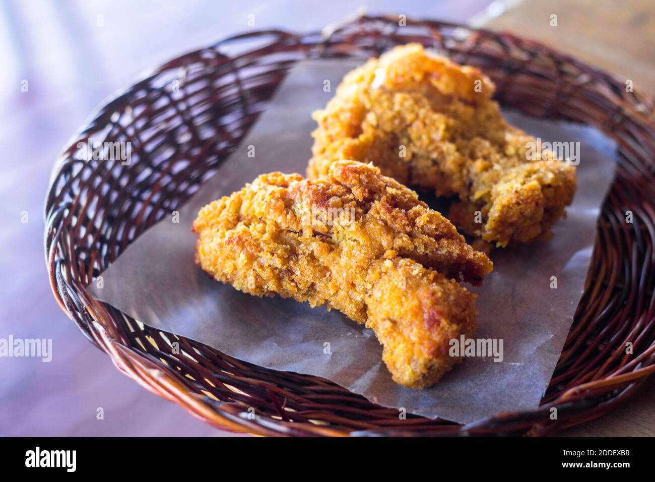 Pollo fritto speziato in un ristorante locale a Iligan City Foto Stock