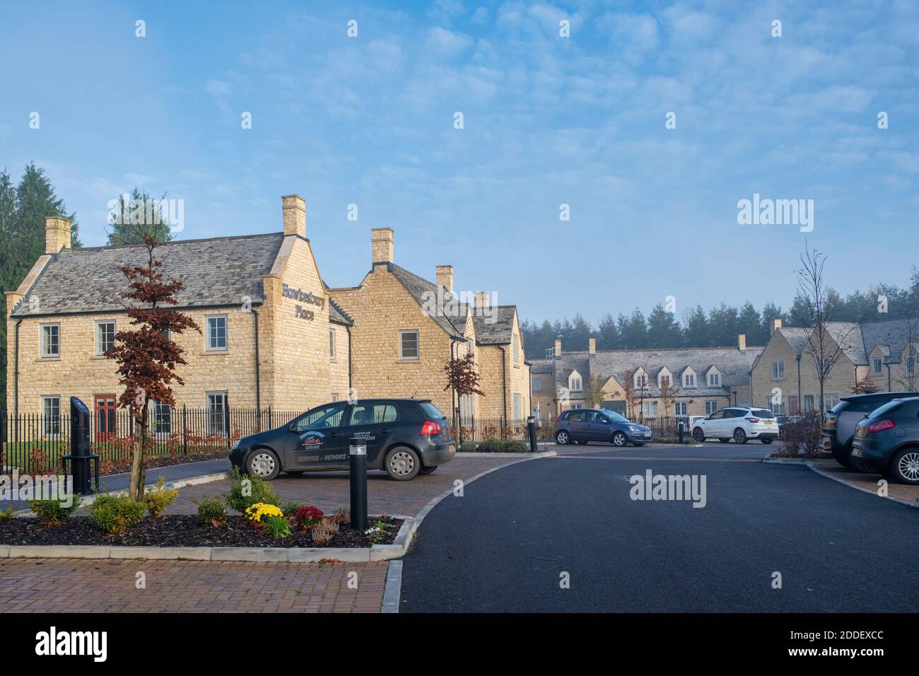 Hawkesbury collocare nuove case di riposo nella nebbia d'autunno. Stow sul vecchio, Cotswolds, Gloucestershire, Inghilterra Foto Stock