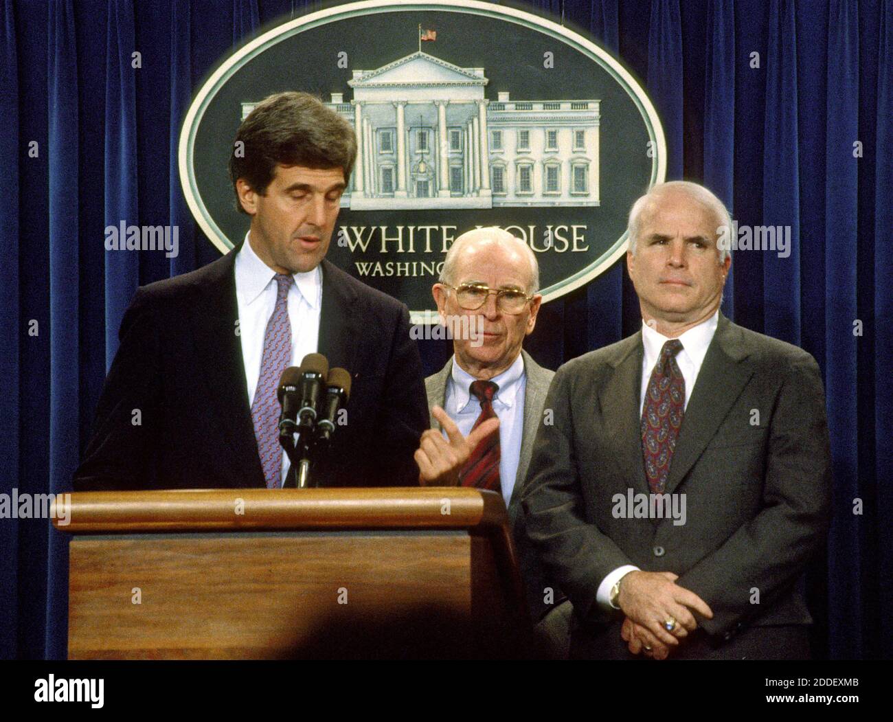 Washington, DC - (file) -- Stati Uniti il senatore John F. Kerry (democratico del Massachusetts), a sinistra, pensionato esercito degli Stati Uniti il generale John Vessey, ex presidente del Comune di capi di Stato Maggiore e emissario speciale per il Vietnam per il P.O.W./affari M.I.A., centro e Stati Uniti il senatore John McCain (repubblicano di Arizona), a destra, per incontrare i giornalisti nella Casa Bianca Press Briefing Room dopo il Presidente degli Stati Uniti George H.W. Bush ha annunciato il governo del Vietnam avevano convenuto di rendere disponibili tutte le informazioni comprese fotografie, artefatti e documenti militari su Stati Uniti prigionieri di wa Foto Stock