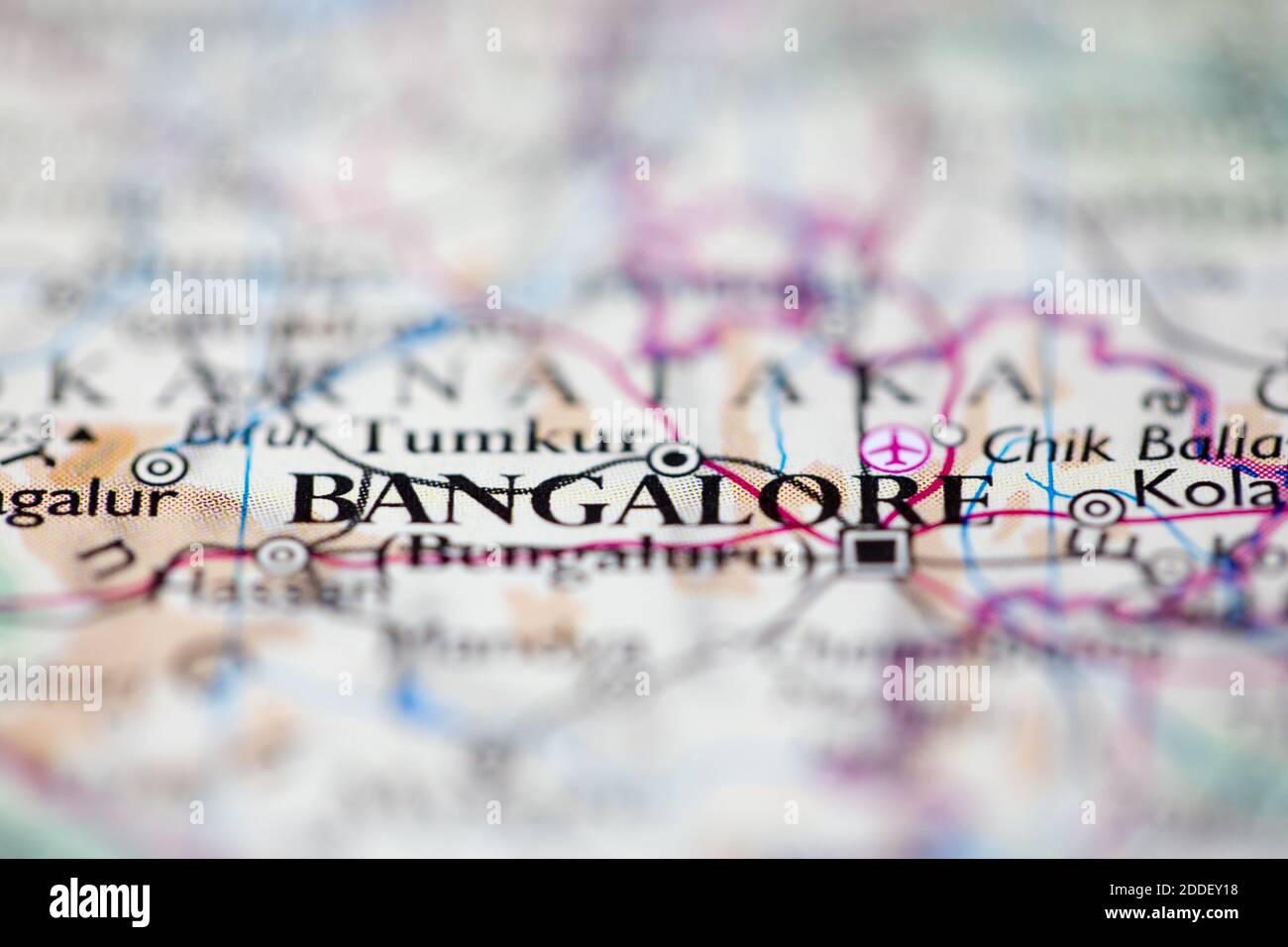 Profondità di campo ridotta fuoco sulla posizione geografica della mappa di Bangalore India Asia continente su atlas Foto Stock