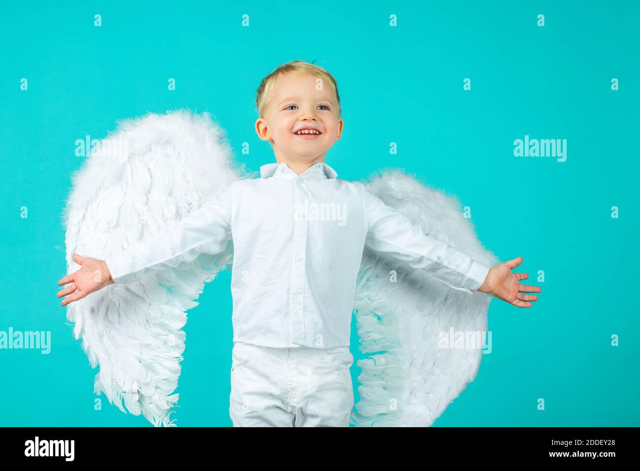 Cupido angelico bambino con ali d'angelo Foto stock - Alamy