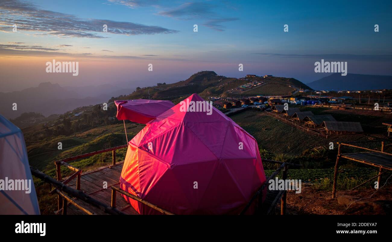 bella tenda sulla montagna superiore destinazione thailandia Foto Stock
