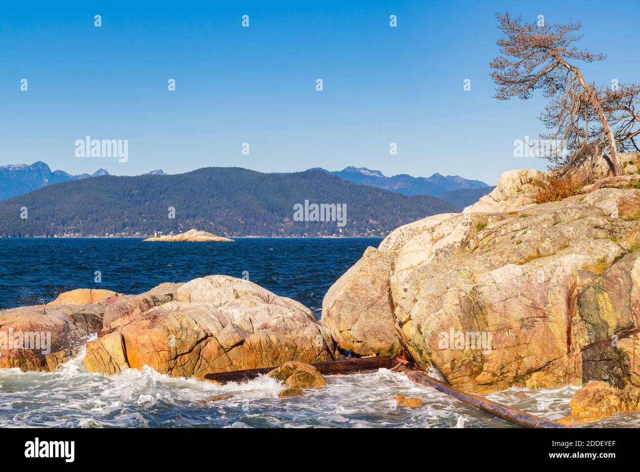 Mare della costa rocciosa e delle onde oceaniche nel West Vancouver Park BC. Messa a fuoco selettiva, foto di viaggio, nessuno. Foto Stock