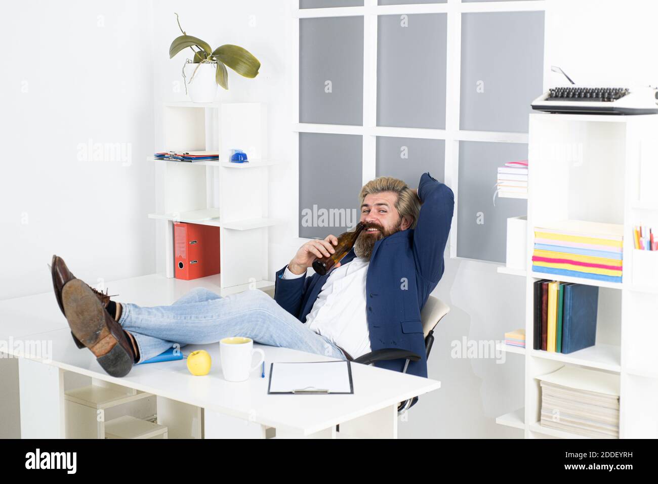 Uomo ubriaco alla fine della giornata lavorativa. Uomo d'affari divertente. Foto Stock