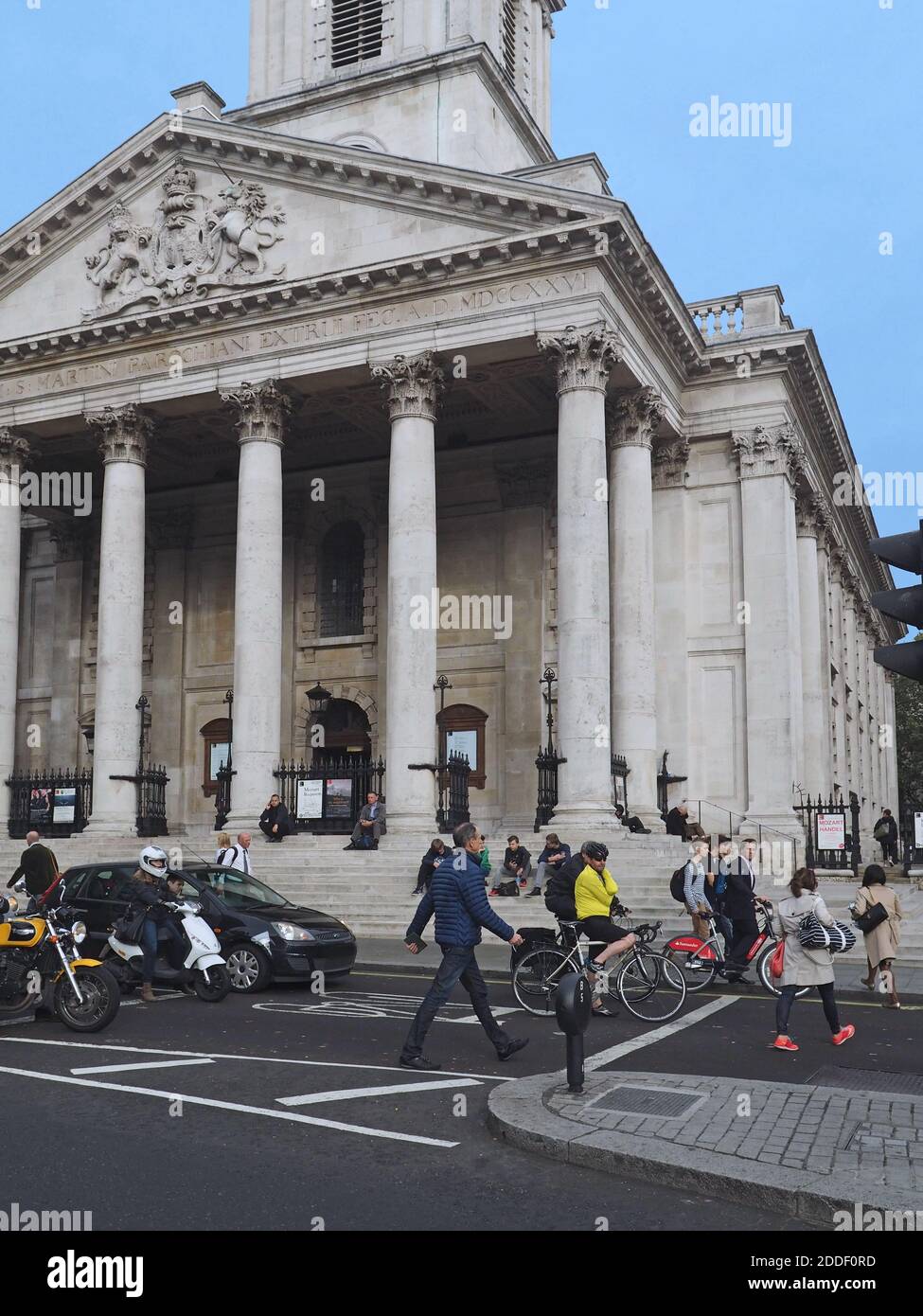 Londra, Inghilterra - 27 settembre 2016: La Chiesa di San Martino nei campi si trova di fronte a Trafalgar Square e i suoi gradini di fronte sono una popula Foto Stock