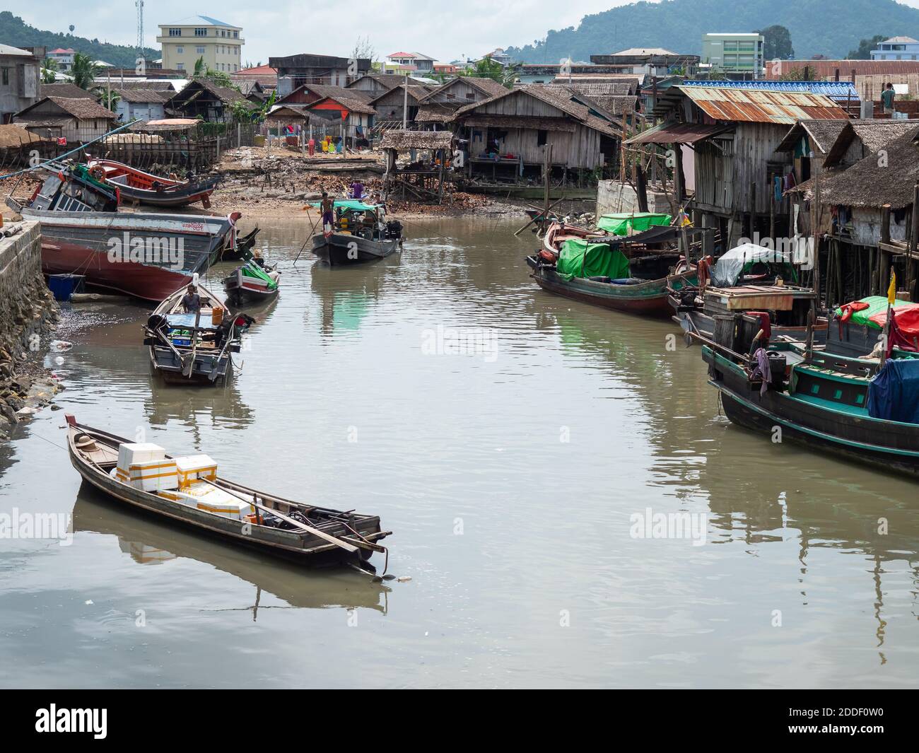 Barche di legno su un canale collegato al fiume Tanintharyi a Myeik, Myanmar meridionale. Foto Stock