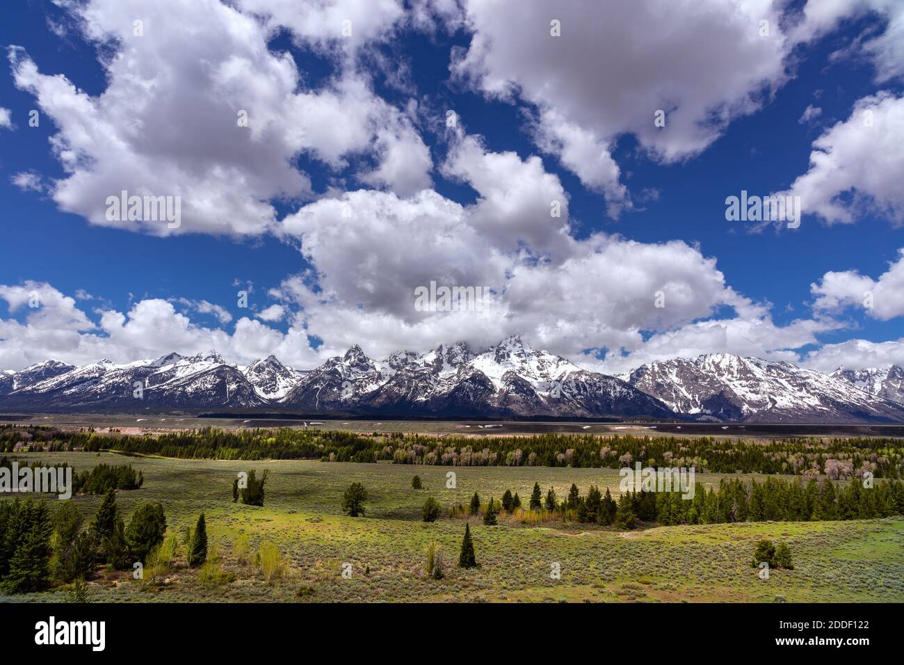 Le montagne di Teton nel Parco Nazionale di Grand Teton, Wyoming, con le sue spettacolari nuvole Foto Stock