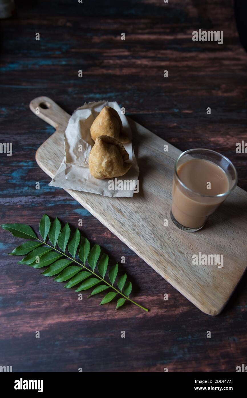 Popolari spuntini indiani samosa e chai o tè Foto Stock