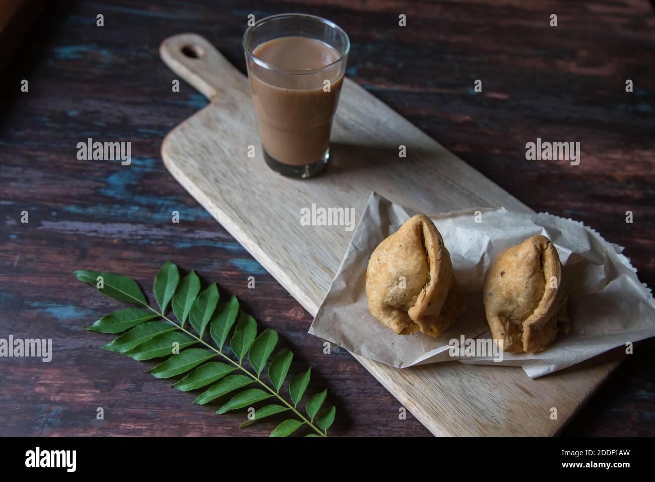 Primo piano di prodotti alimentari indiani samosa e chai o. tè Foto Stock