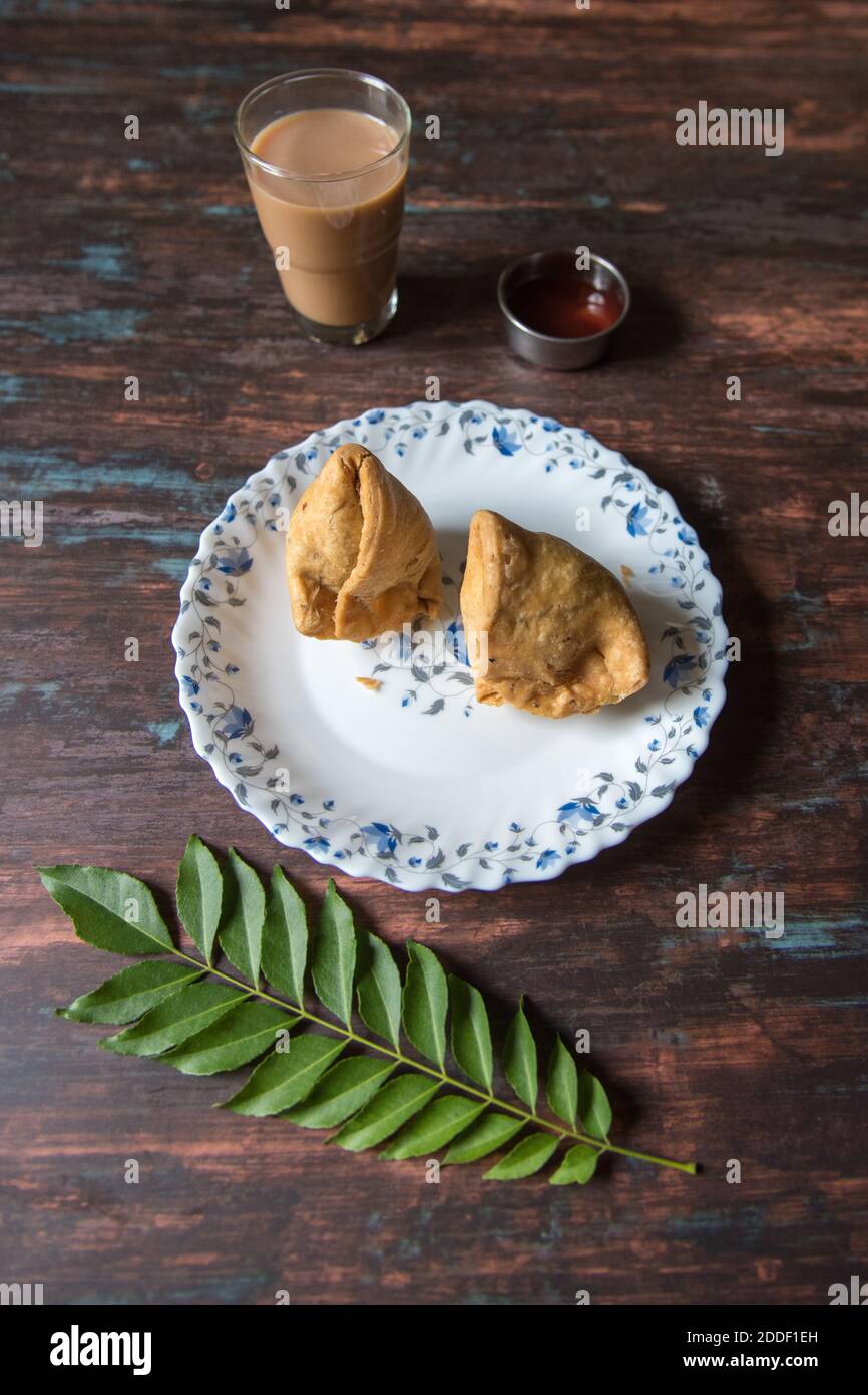 Vista dalla cima di samosa e chai o tè Foto Stock