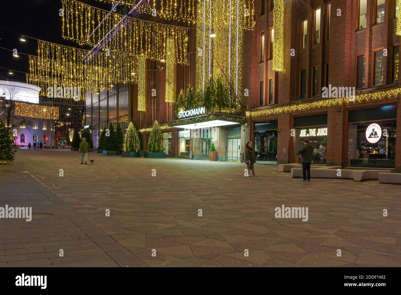 Helsinki, Finlandia 22 novembre 2020 la via Aleksanterinkatu è decorata per Natale. Foto di notte. Esposizione lunga. Foto di alta qualità Foto Stock