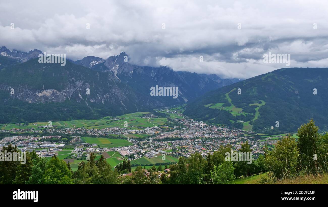 Splendida vista panoramica sulla città di Lienz, Austria, meta turistica popolare, situata nella valle dei fiumi Isel e Drau con montagne innevate. Foto Stock