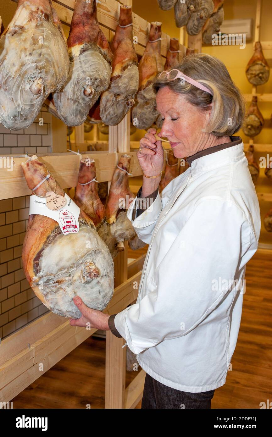 Mona Hultström produttore svedese di prosciutto essiccato all'aria che controlla se è pronto a mangiare Foto Stock