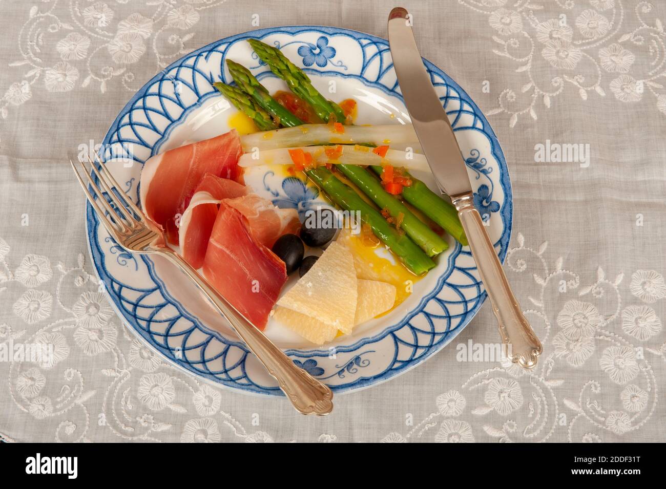 Un antipasto con prosciutto svedese essiccato all'aria, asparagi, olive e formaggio di parma Foto Stock