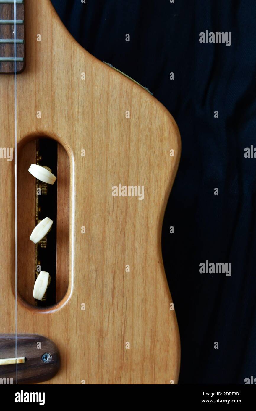 Vista aerea parziale del corpo di una chitarra da viaggio acustica ed  elettrica in legno isolata su sfondo nero Foto stock - Alamy