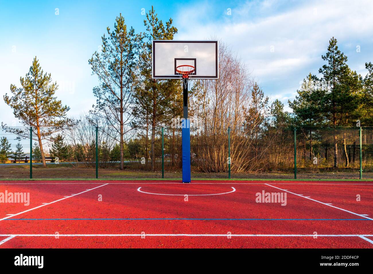 Un campo da pallacanestro vuoto trovato all'aperto Foto Stock