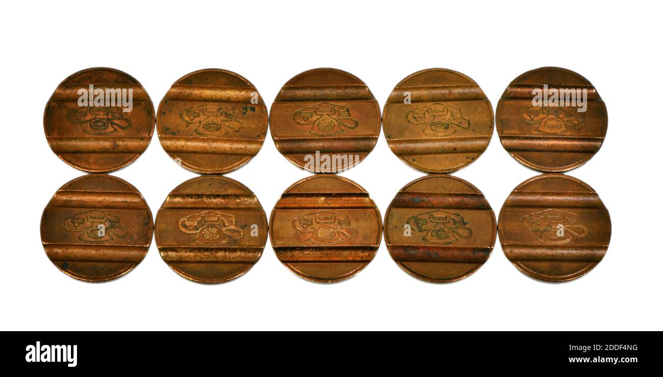 Il vecchio gettone telefonico italiano non è più in uso isolato su sfondo bianco Foto Stock