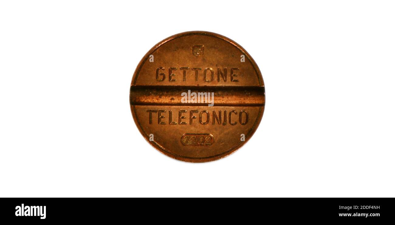 Il vecchio gettone telefonico italiano non è più in uso isolato su sfondo bianco Foto Stock