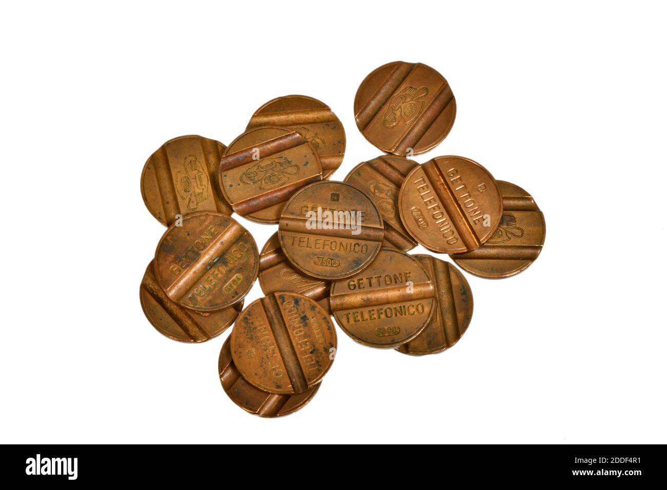 Il vecchio gettone telefonico italiano non è più in uso isolato su sfondo bianco Foto Stock