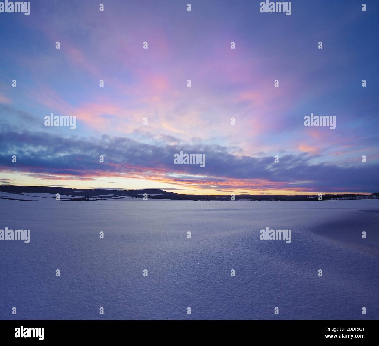 Una serena scena invernale al tramonto. Foto Stock
