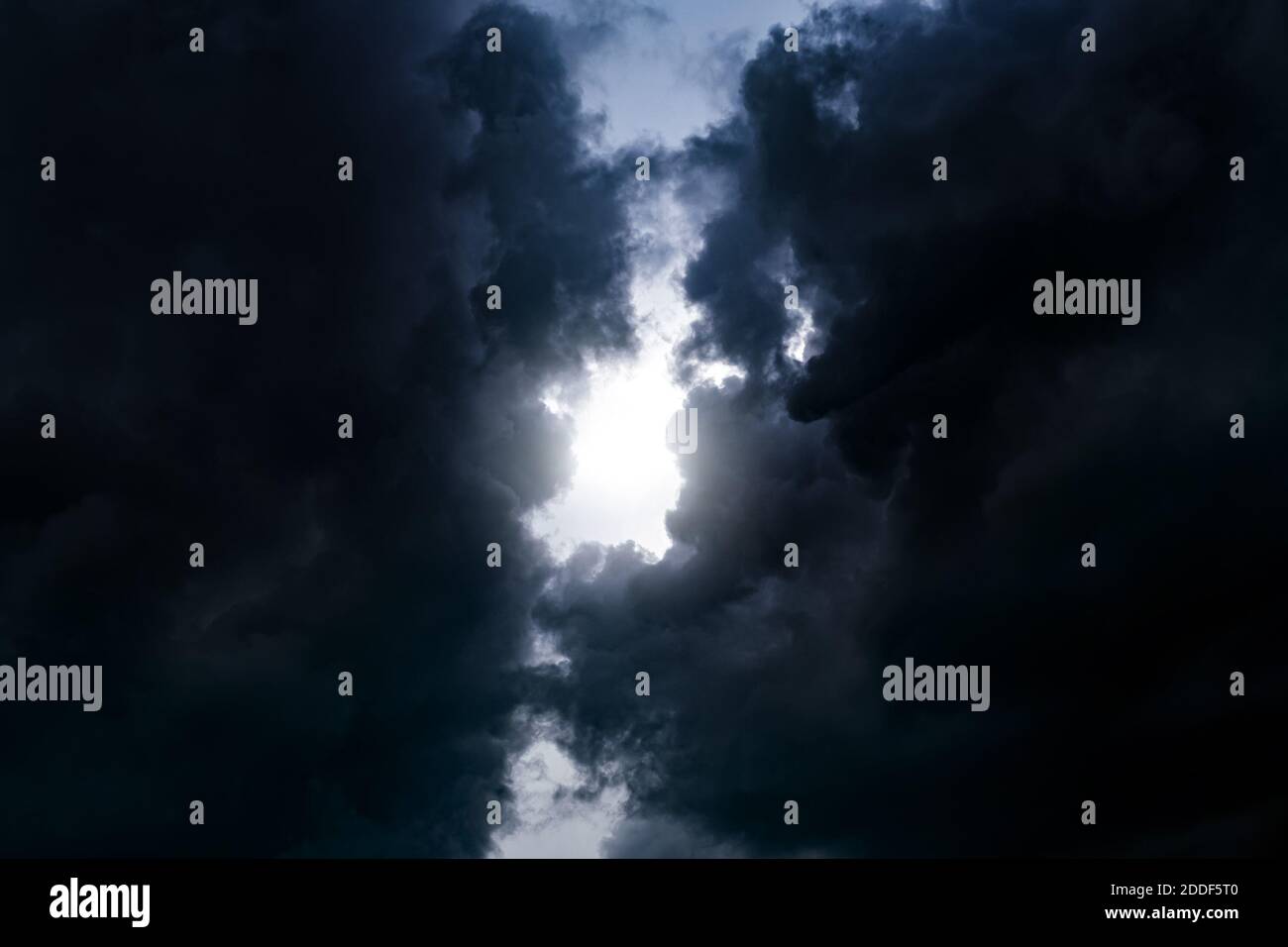 Luce nel buio e drammatico nuvole di tempesta Foto Stock