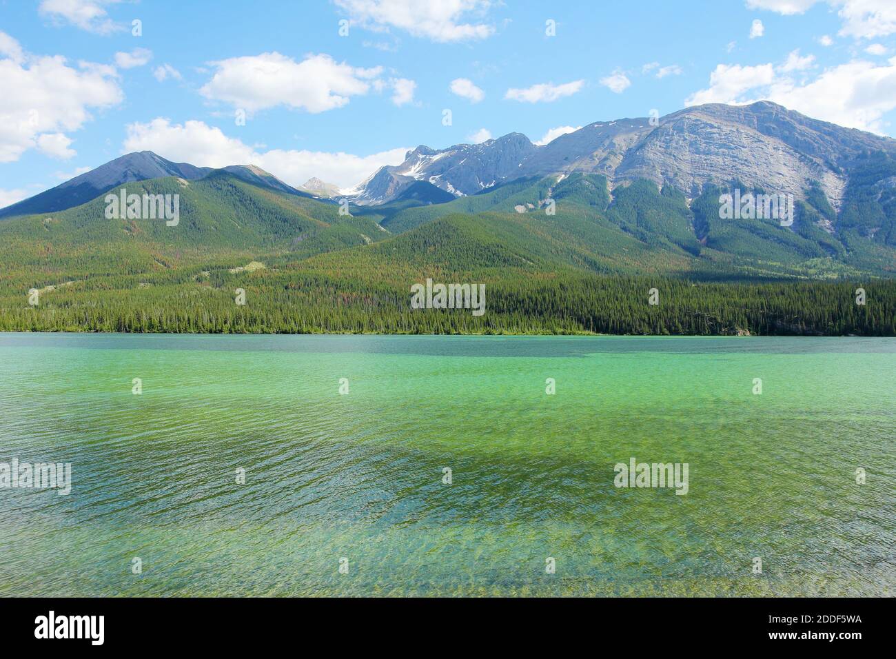 una vista di montagna con fresche acque glaciali. Foto Stock
