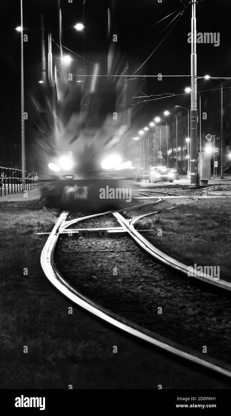 Tram notturno nella città di Liepaja. Foto Stock