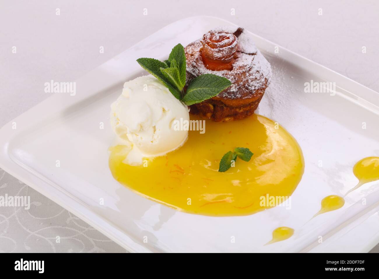 Gustosi muffin caldo con gelato di menta servito Foto Stock