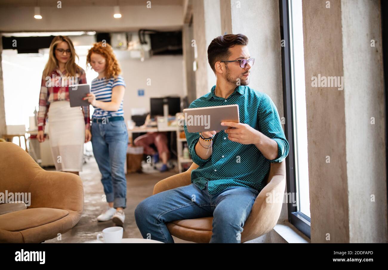 Giovane uomo utilizzando la tecnologia digitale compressa in corporate business office Foto Stock