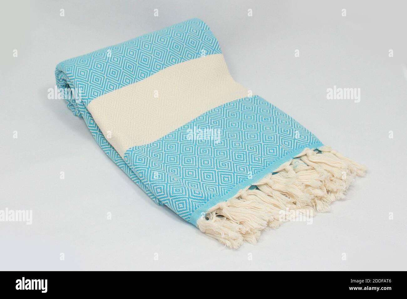 Peshtemal bagno turco asciugamano di cotone tessuto ripiegato. Splendidi colori luminosi con sfondo naturale. Vendita perfetta di negozi digitali di mercato online. Foto Stock