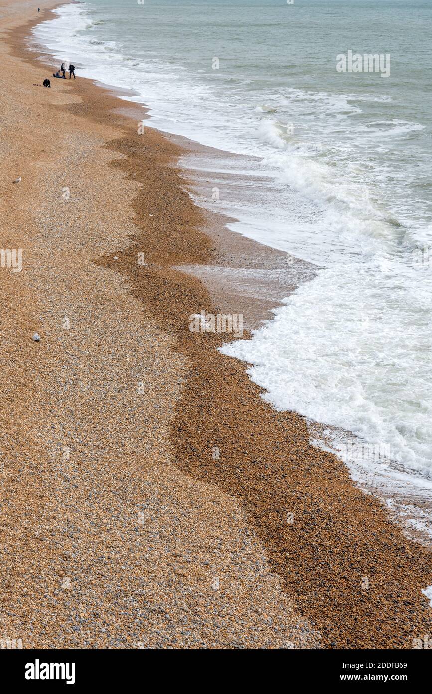 Vista dall'iconico molo di Brighton, lungo la riva, durante il visitatore Bassa stagione quando questa popolare città costiera, un'ora da Londra ha una specie Foto Stock