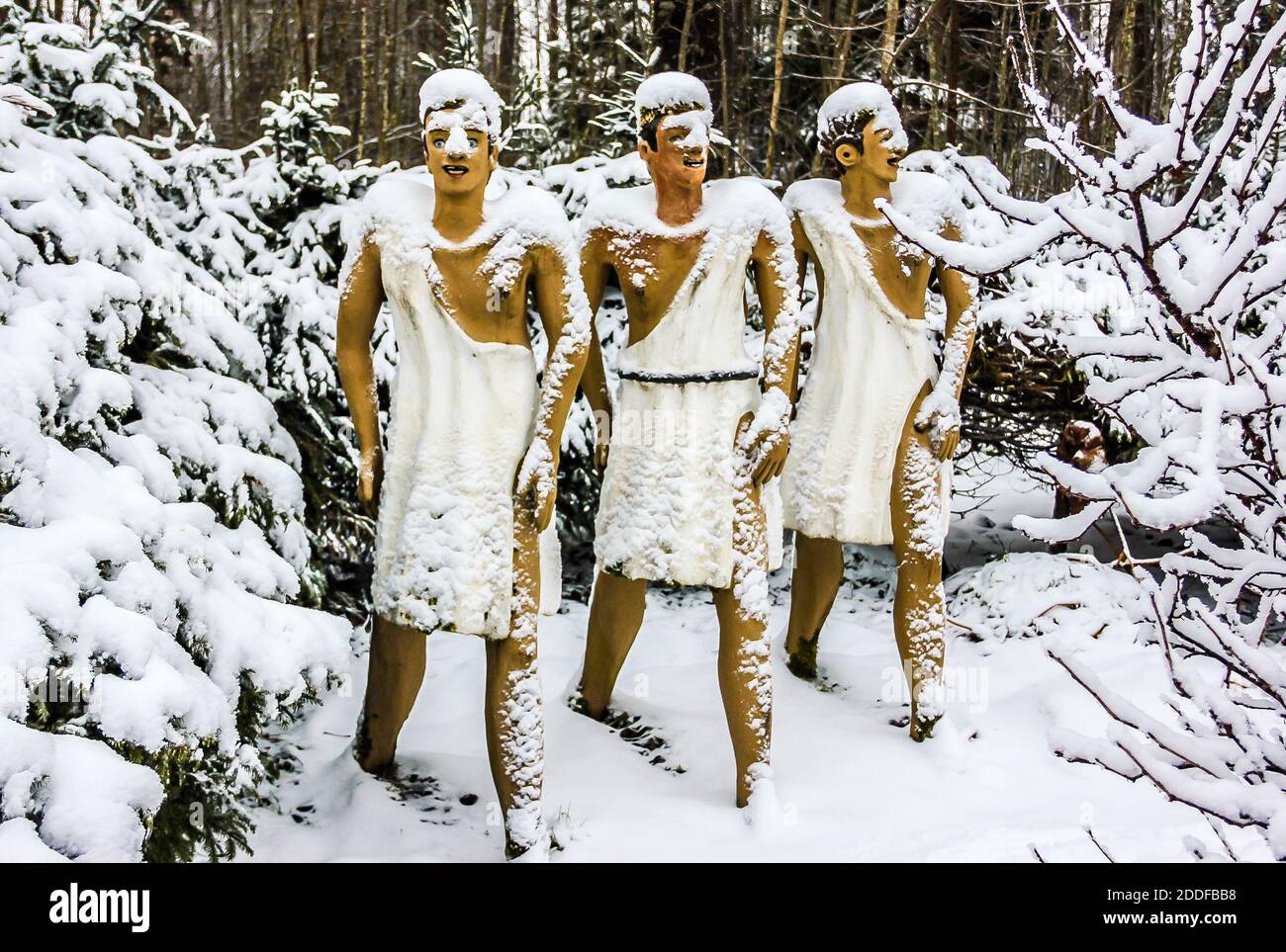 Sculture dell'artista autodidatta Veijo Ronkkonen. Paesaggio invernale a Patsaspuisto (foresta mistica). Koitsanlahti, Parikkala, Finlandia. Foto Stock