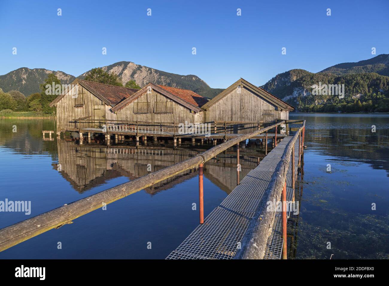 Geografia / viaggio, Germania, Baviera, Schlehdorf, boathouses sul lago Kochel (Kochelsee) di fronte a, diritti aggiuntivi-clearance-Info-non-disponibile Foto Stock