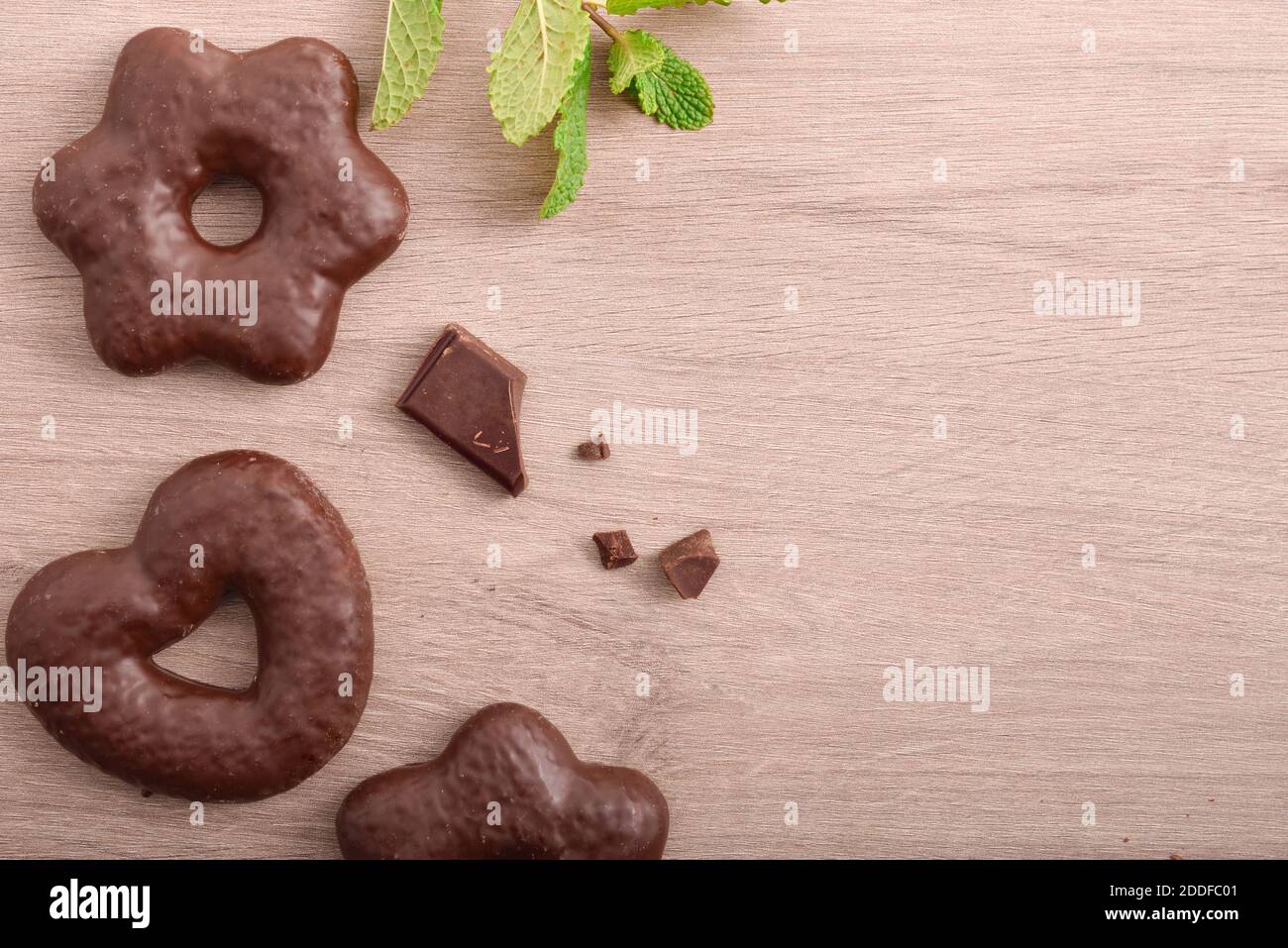 Biscotti ricoperti di cioccolato su una panca di legno. Vista dall'alto. Composizione orizzontale. Foto Stock