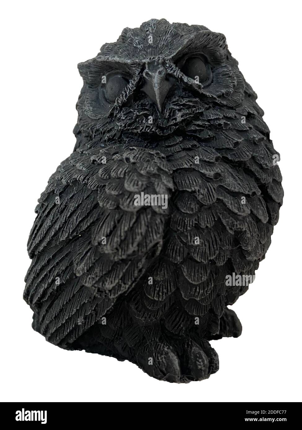 Gufo decorativo nero in argilla isolato su sfondo bianco. Simbolo della scienza, della saggezza, della mente, della consapevolezza, del pensiero, intelligente, calmo, silenzioso Foto Stock