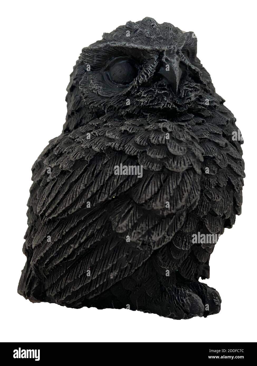 Gufo decorativo nero in argilla isolato su sfondo bianco. Simbolo della scienza, della saggezza, della mente, della consapevolezza, del pensiero, intelligente, calmo, silenzioso Foto Stock